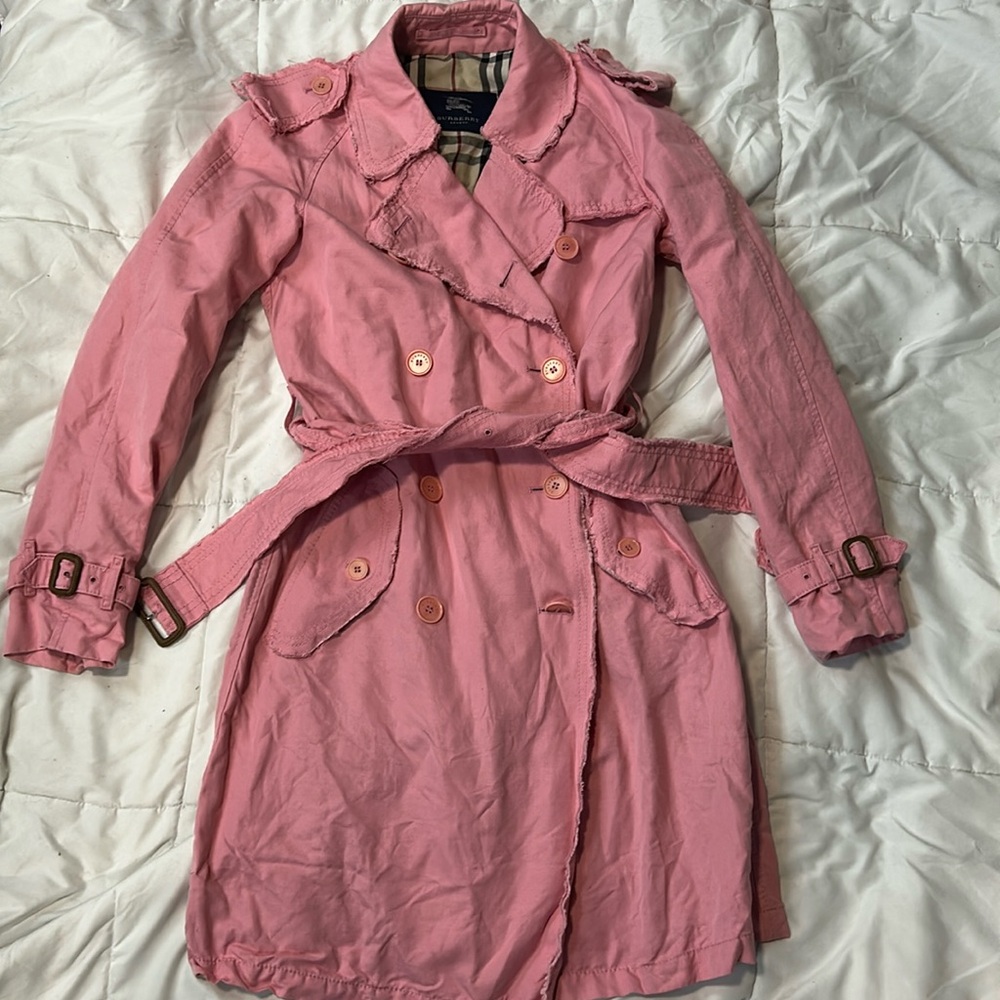 Ladies Burberry pink trenchcoat. Size 4.